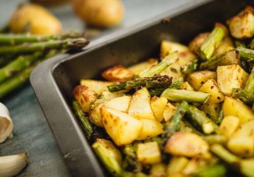 Wat gebeurt er als je voorverpakte gekookte aardappelen na hun vervaldatum eet?
